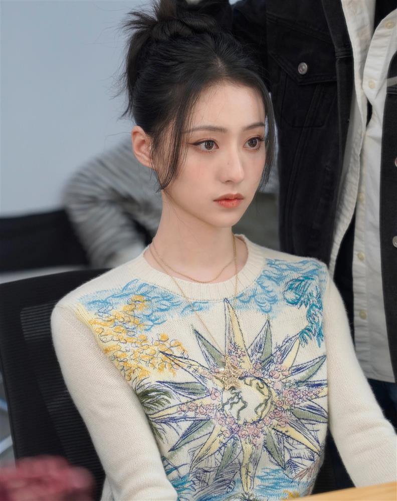 Những sao nữ 10X mải mê yêu đương, đánh mất sự nghiệp-1