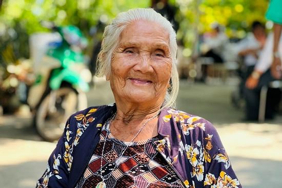 Nghệ sĩ Hồng Sáp chật vật mưu sinh tuổi 87, bị tông xe nhưng buông lơi