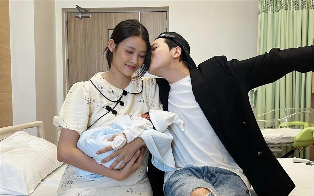 Vừa đón con thứ 2, Trương Mỹ Nhân và Phí Ngọc Hưng lộ nghi vấn rạn nứt qua một chi tiết, chính chủ nói gì?-1