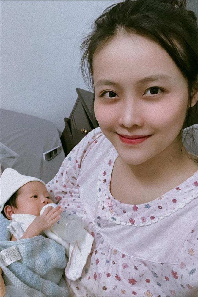 Vừa đón con thứ 2, Trương Mỹ Nhân và Phí Ngọc Hưng lộ nghi vấn rạn nứt qua một chi tiết, chính chủ nói gì?-5