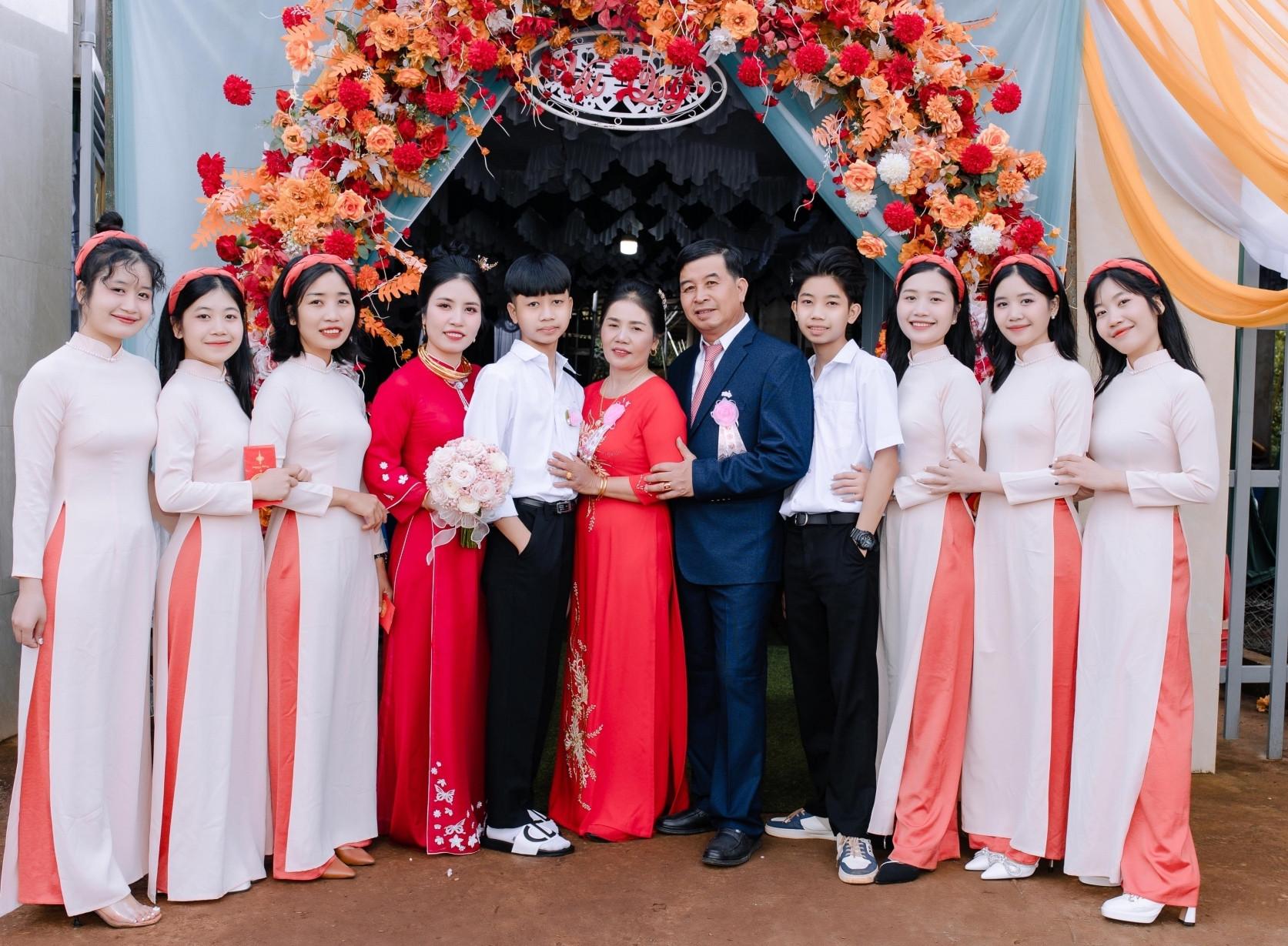 Vợ chồng ở Đắk Lắk có 6 con gái xinh như hoa xuất ngoại làm điều cảm động-1