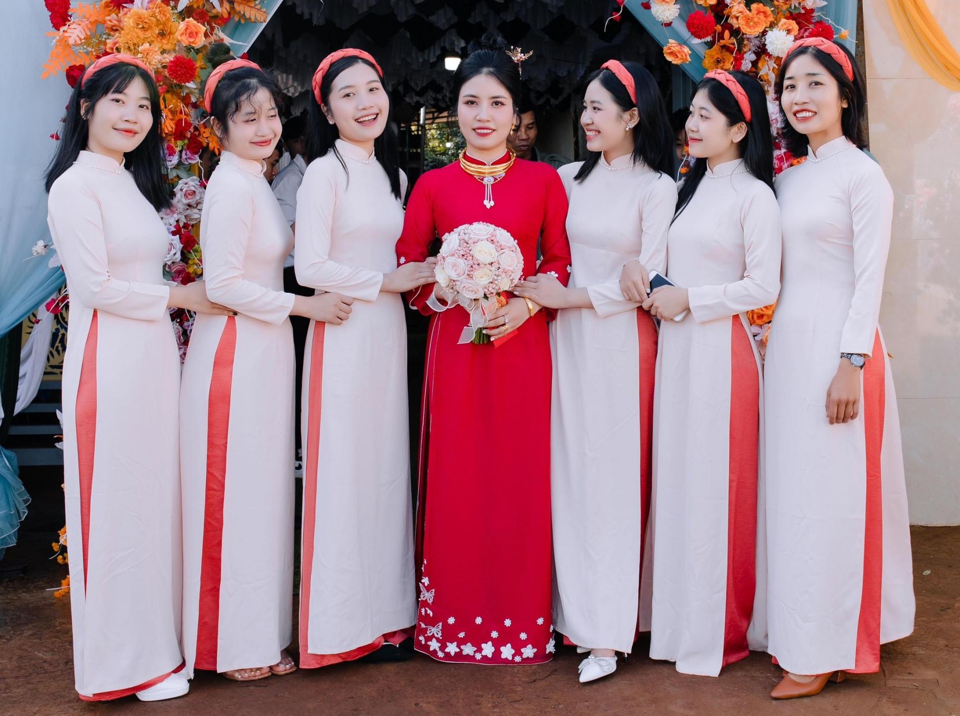 Vợ chồng ở Đắk Lắk có 6 con gái xinh như hoa xuất ngoại làm điều cảm động-2