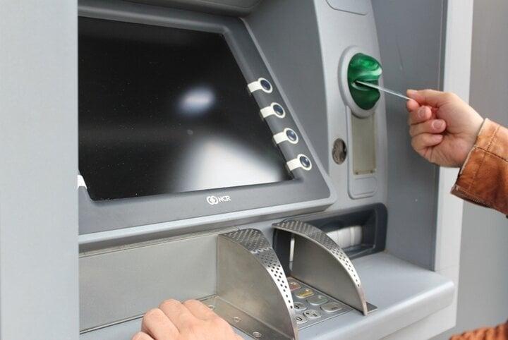 Thiếu tiền, người đàn ông đánh lừa máy ATM và cái kết bi hài-1