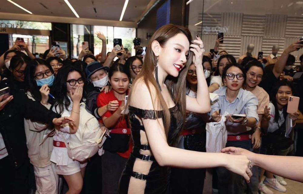 Phú bà Huyền Baby táo bạo với váy hở mạn sườn nổi bật giữa trăm người-3