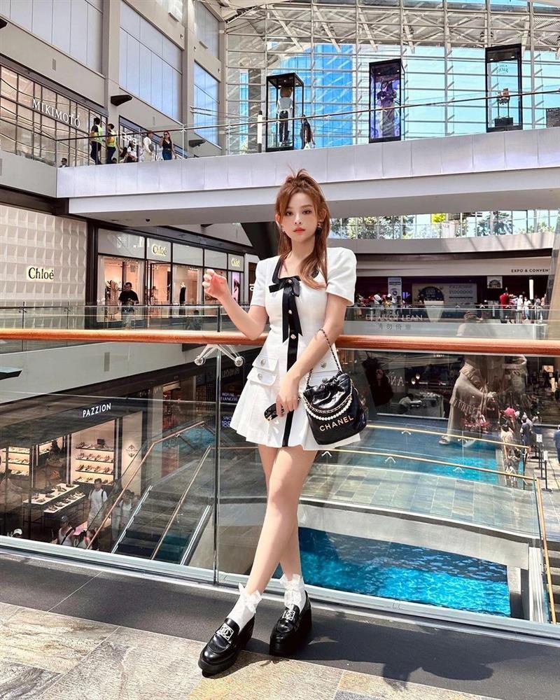 Phú bà Huyền Baby táo bạo với váy hở mạn sườn nổi bật giữa trăm người-6