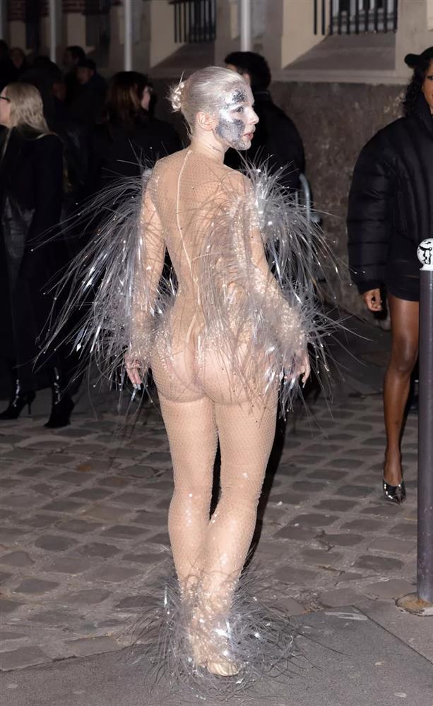 Diễn viên Julia Fox gây sốc khi mặc xuyên thấu đi xem thời trang-2