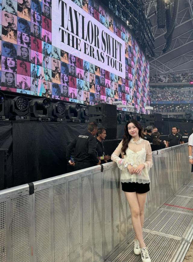 Vợ chồng Mỹ Linh ăn foodtour Singapore khi xem show Taylor Swift, món ăn xa xỉ đắt nhất thế giới có gì đặc biệt?-1