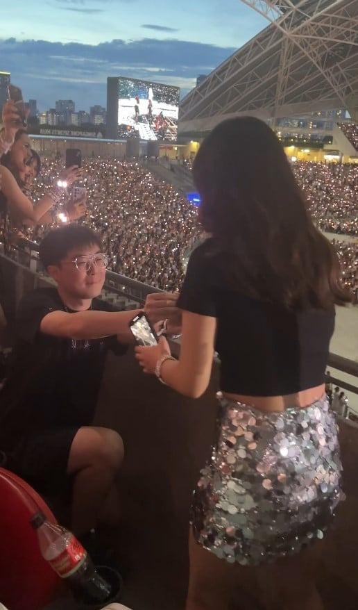 Cặp đôi người Việt Nam cầu hôn ngay tại đêm diễn của bà mối Taylor Swift-1
