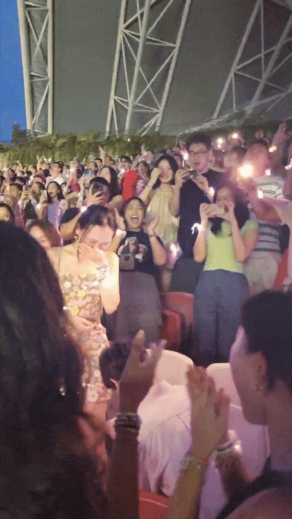 Cặp đôi người Việt Nam cầu hôn ngay tại đêm diễn của bà mối Taylor Swift-2