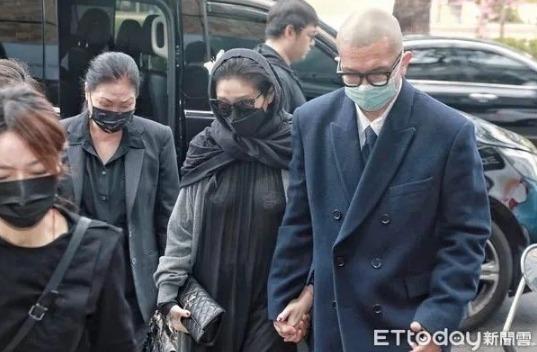 Từ Hy Viên gây tranh cãi dữ dội vì mặc áo xuyên thấu đến viếng bố chồng của em gái-1