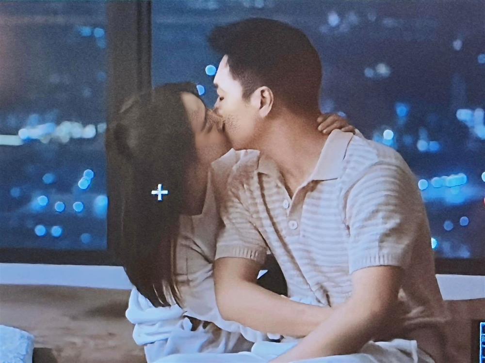 Bội thực cảnh ôm hôn trong ‘Chúng ta của 8 năm sau’-7