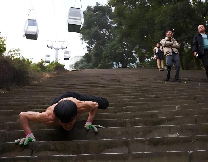 Ông nội 70 tuổi có thân hình 6 múi nhờ cách thể dục kỳ lạ-2