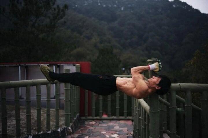 Ông nội 70 tuổi có thân hình 6 múi nhờ cách thể dục kỳ lạ-3