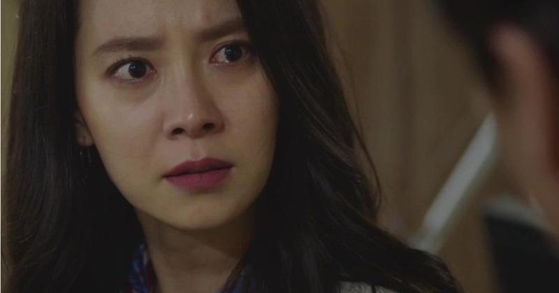 Lần nào ngang nhà chồng cũ, anh cũng chặn xe lại rồi dúi vào tay tôi một thứ khiến tôi sửng sốt-1