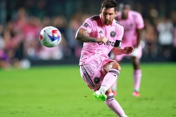 Đồng đội Messi bị tố ngoại tình, bỏ rơi vợ-2