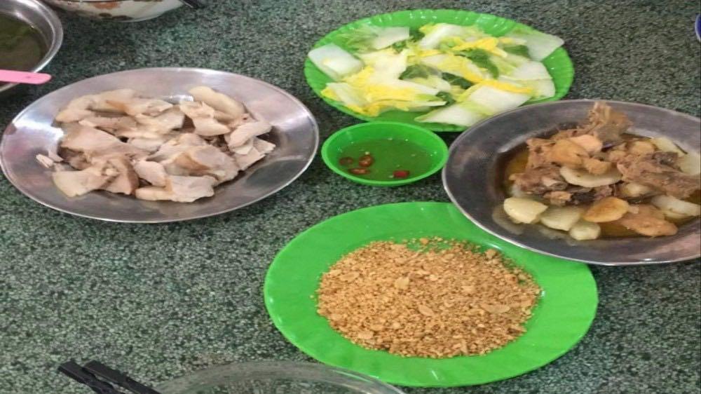 Sinh viên phải xin lỗi vì phản ánh bữa ăn như dành cho học sinh tiểu học-2