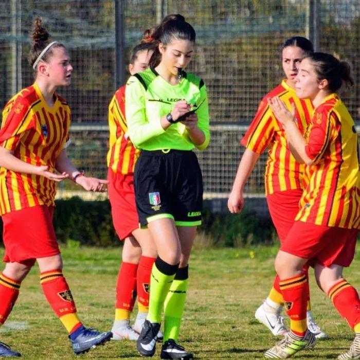 Người mẫu 20 tuổi làm trọng tài-1