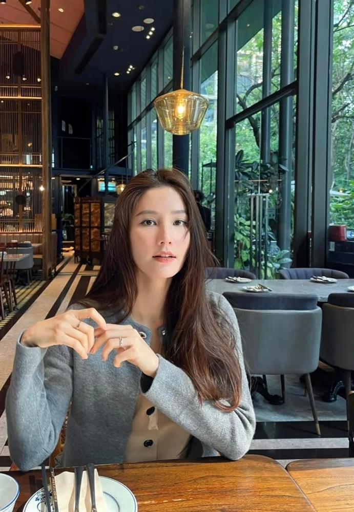 Gu thời trang giản dị không ngờ của Diễm My 9X sau khi kết hôn với chồng doanh nhân-3