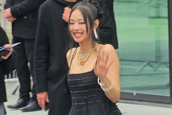 Jennie xả ảnh cận mặt khoe visual đỉnh ở show Chanel, có 1 chi tiết gợi nhớ tới V-6