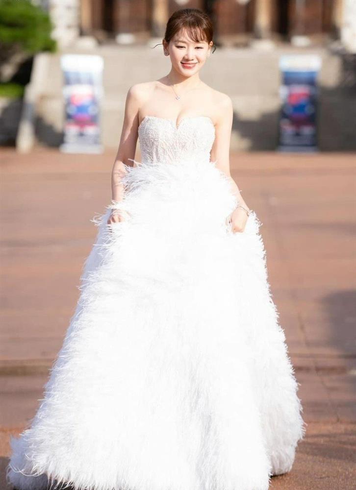 Váy áo 2 bà xã đạo diễn trăm tỷ Việt Nam: Vợ Trấn Thành một thời thích mốt khoe vòng 1-3