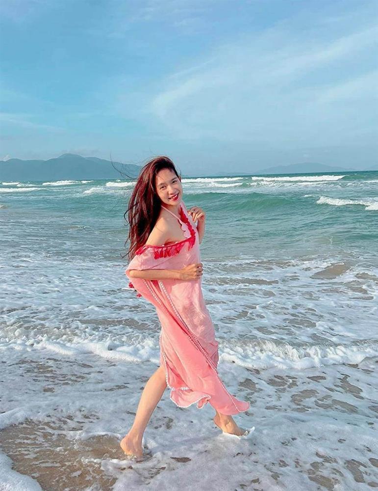 Váy áo 2 bà xã đạo diễn trăm tỷ Việt Nam: Vợ Trấn Thành một thời thích mốt khoe vòng 1-8