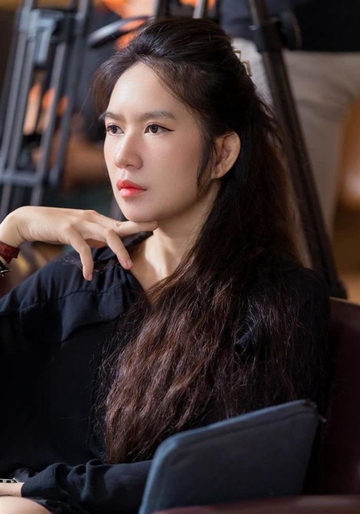 Váy áo 2 bà xã đạo diễn trăm tỷ Việt Nam: Vợ Trấn Thành một thời thích mốt khoe vòng 1-9