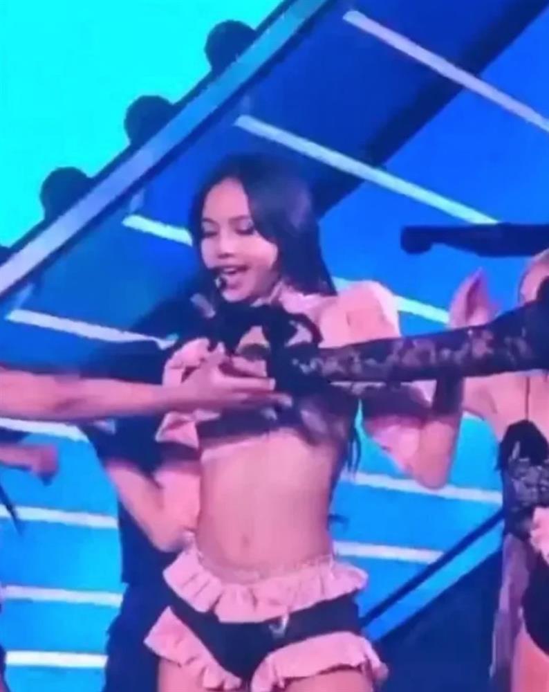 Người đẹp đọ dáng Taylor Swift gây sốt mạng xã hội, mê mặc kiệm vải đến độ tranh cãi-3