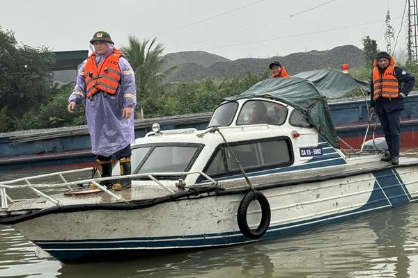 Bàng hoàng phát hiện thi thể nữ sinh đại học dưới hồ: Nạn nhân đeo ba lô chứa nhiều gạch-2