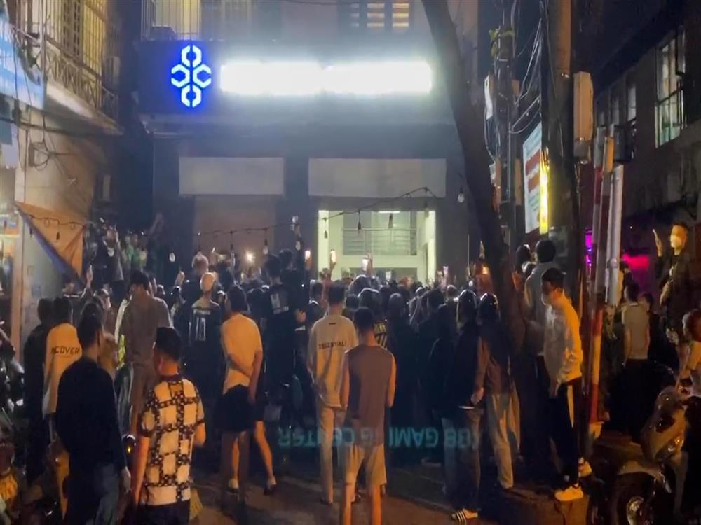 Hàng trăm người hiếu kỳ theo dõi, livestream sau vụ va chạm giao thông ở Hà Nội-1