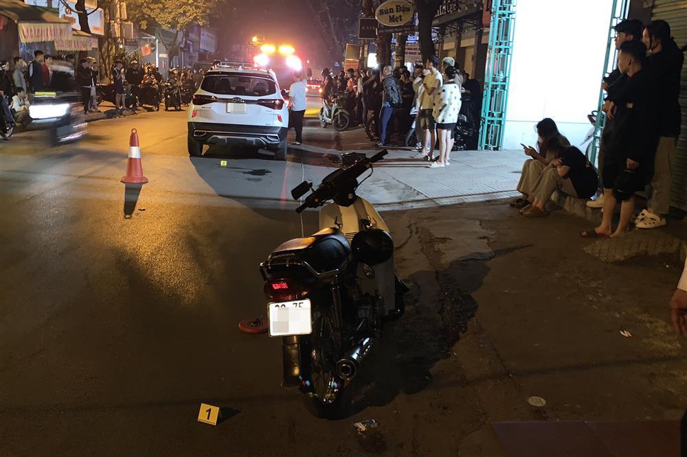 Hàng trăm người hiếu kỳ theo dõi, livestream sau vụ va chạm giao thông ở Hà Nội-2