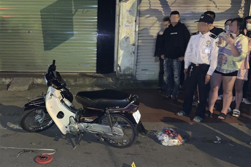 Hàng trăm người hiếu kỳ theo dõi, livestream sau vụ va chạm giao thông ở Hà Nội-3