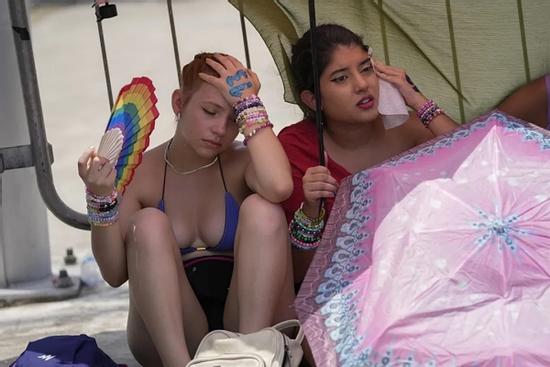 Chen lấn, cướp chỗ trong show 55.000 người của Taylor Swift