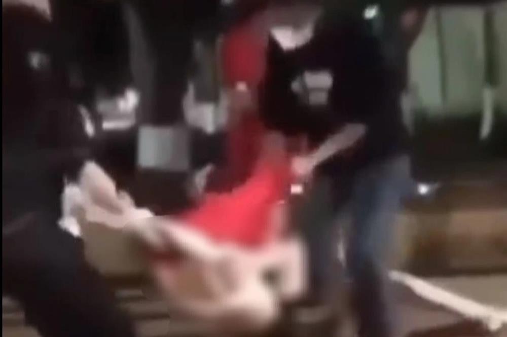 Xác minh việc thiếu nữ bị đánh hội đồng, lột áo tại hoa viên-1