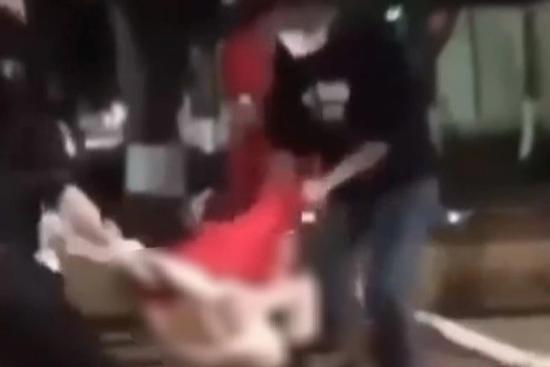 Xác minh việc thiếu nữ bị đánh hội đồng, lột áo tại hoa viên