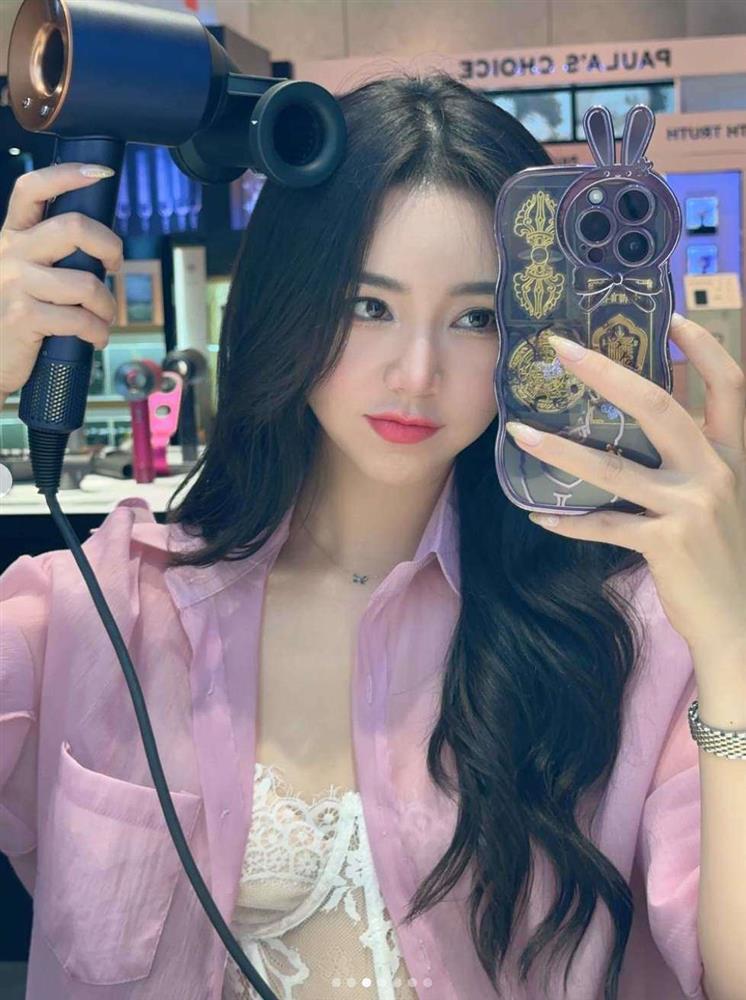 Quỳnh Kool ngoài đời khác hẳn trên phim, mê style hở bra khoe da trắng mịn màng-2