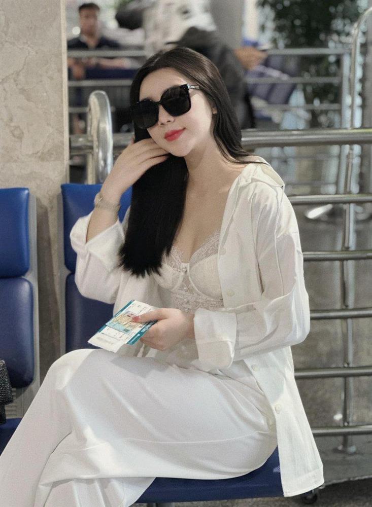 Quỳnh Kool ngoài đời khác hẳn trên phim, mê style hở bra khoe da trắng mịn màng-3