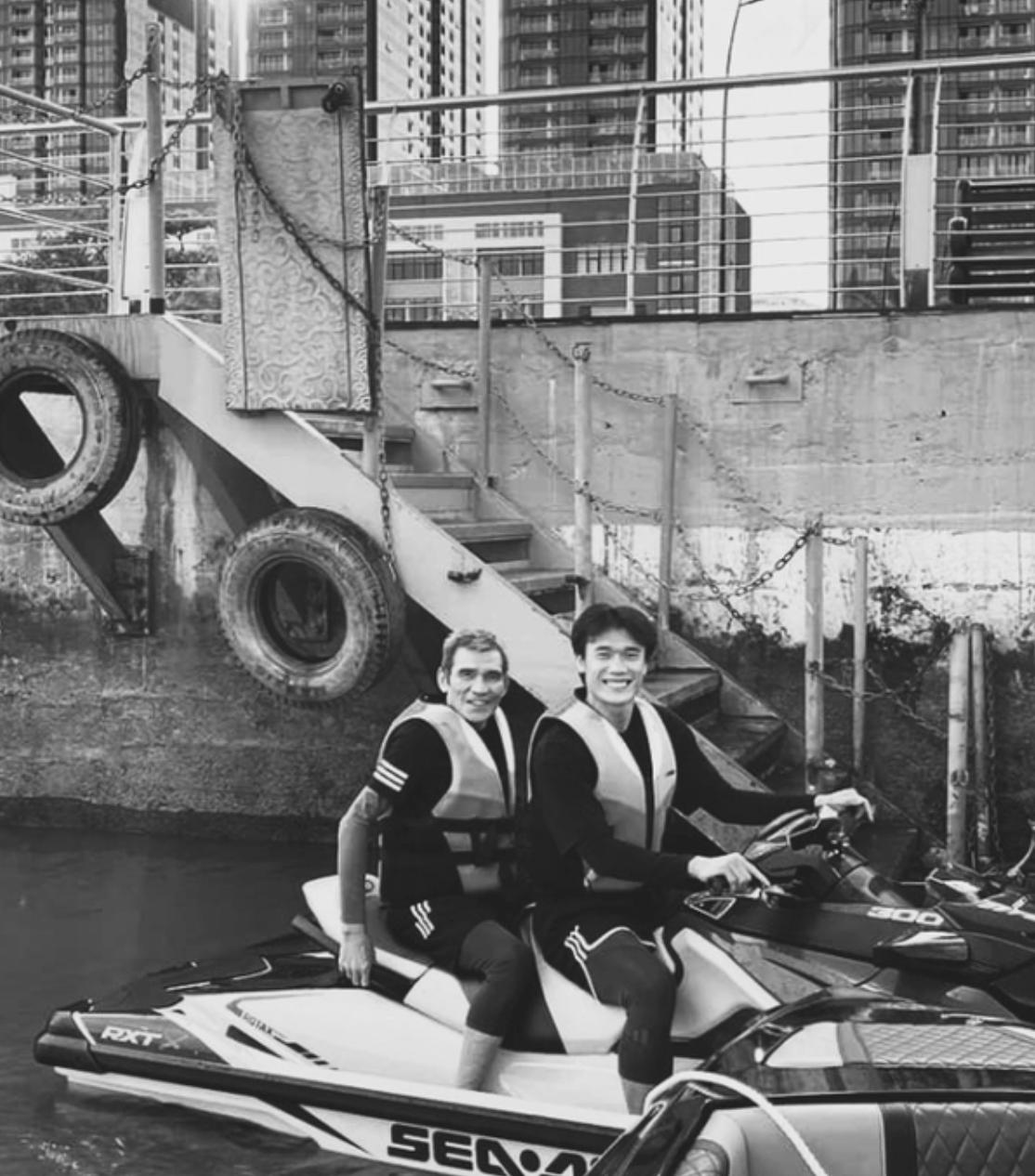 Xót xa khoảnh khắc thủ môn Bùi Tiến Dũng đi chân đất, quỳ gối tiễn biệt bố lần cuối: Nỗi đau đến quá bất ngờ...-3