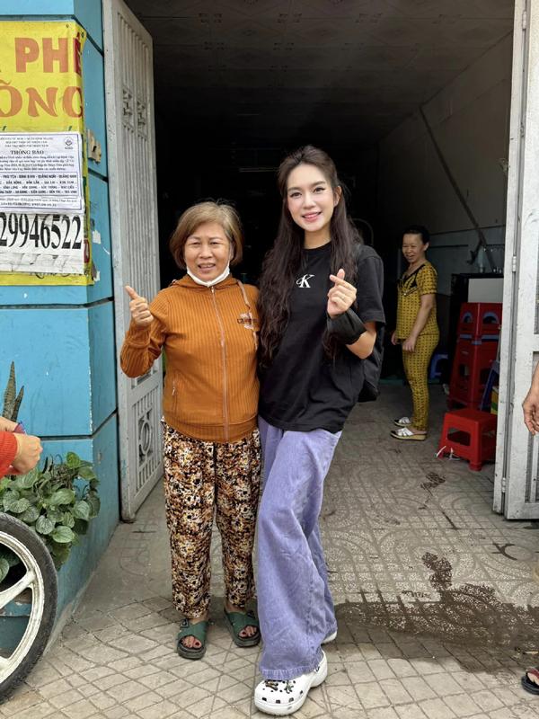 Đi từ thiện, vợ Lý Hải gây chú ý bởi vóc dáng gầy đẹp, bí quyết nằm ở 1 thói quen ăn uống-1