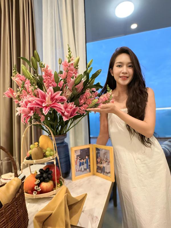 Đi từ thiện, vợ Lý Hải gây chú ý bởi vóc dáng gầy đẹp, bí quyết nằm ở 1 thói quen ăn uống-2