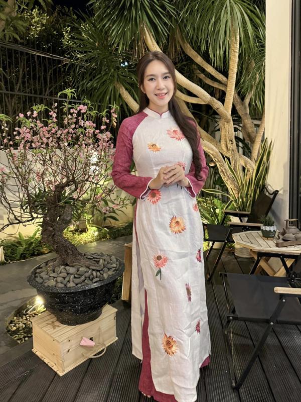 Đi từ thiện, vợ Lý Hải gây chú ý bởi vóc dáng gầy đẹp, bí quyết nằm ở 1 thói quen ăn uống-4