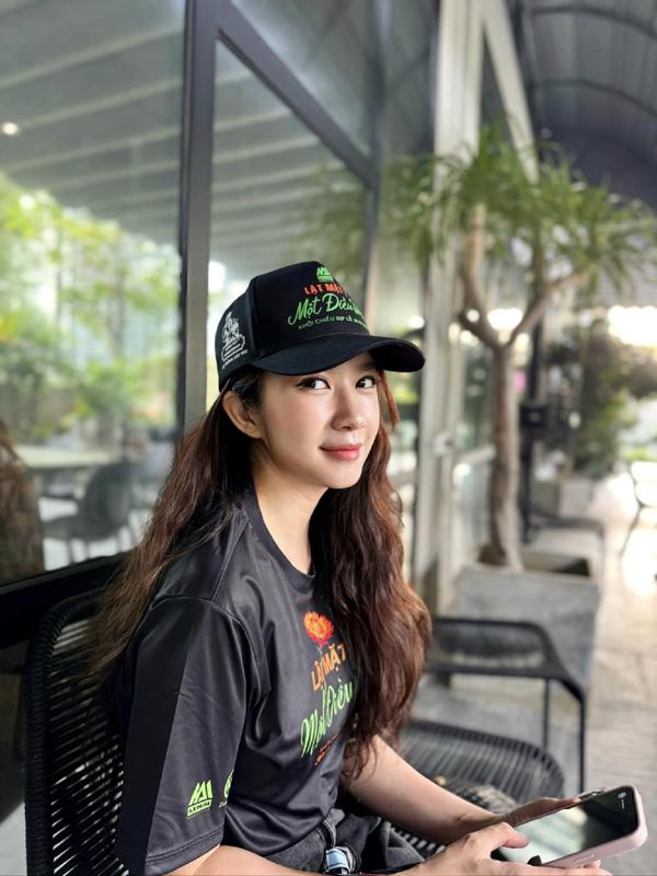 Đi từ thiện, vợ Lý Hải gây chú ý bởi vóc dáng gầy đẹp, bí quyết nằm ở 1 thói quen ăn uống-8