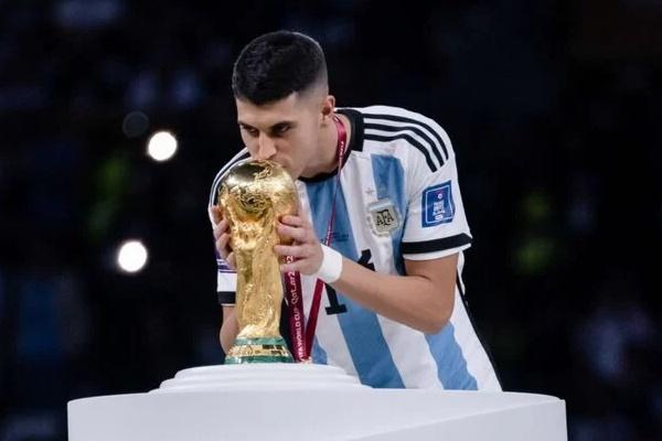 Thấy chồng quan tâm cô giáo con một cách bất thường dịp 8/3, vợ ngã ngửa khi biết lý do-2