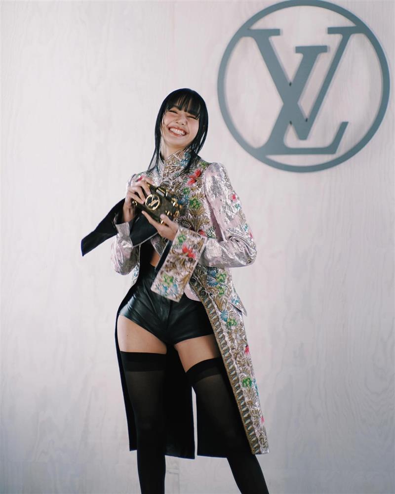 Lisa (BlackPink) mặc quần siêu ngắn dự show thời trang-2