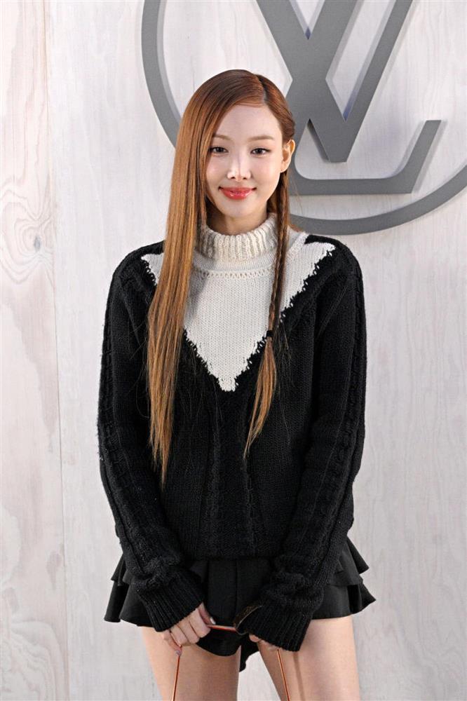 Lisa (BlackPink) mặc quần siêu ngắn dự show thời trang-8