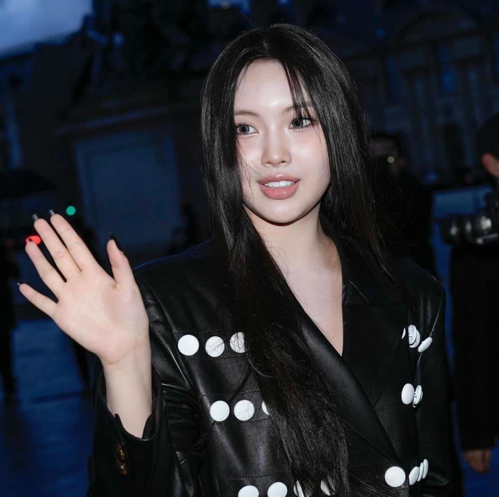 Lisa (BlackPink) mặc quần siêu ngắn dự show thời trang-9