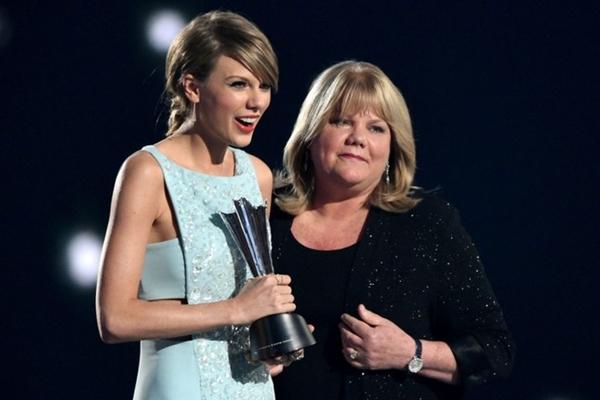 Cô gái khóc nức nở khi đến cổng mới biết bị lừa đảo vé xem Taylor Swift-2