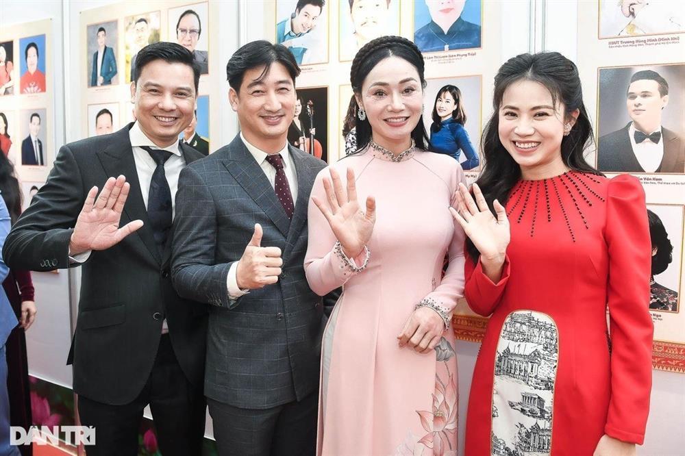 Quốc Khánh cười tít mắt, Xuân Bắc hạnh phúc khi nhận danh hiệu NSND-10