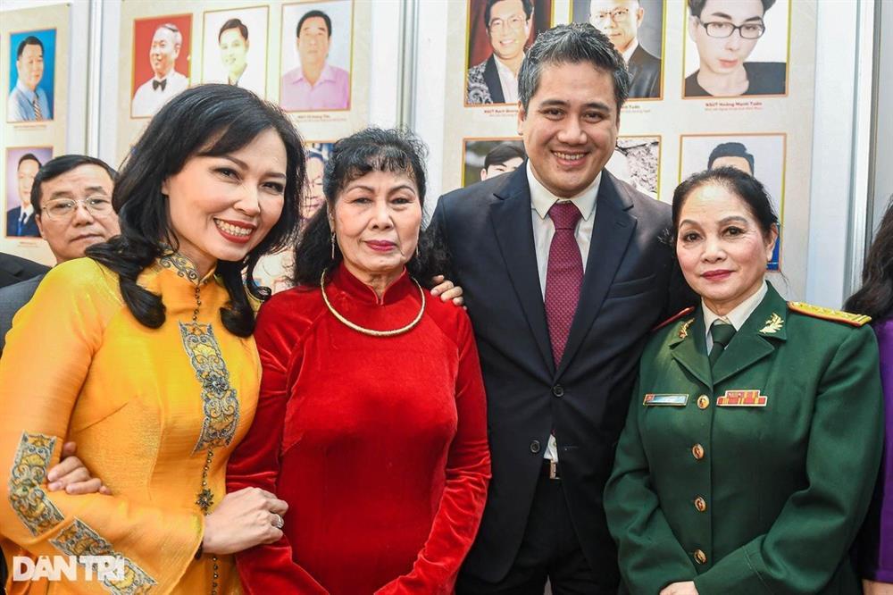 Quốc Khánh cười tít mắt, Xuân Bắc hạnh phúc khi nhận danh hiệu NSND-8