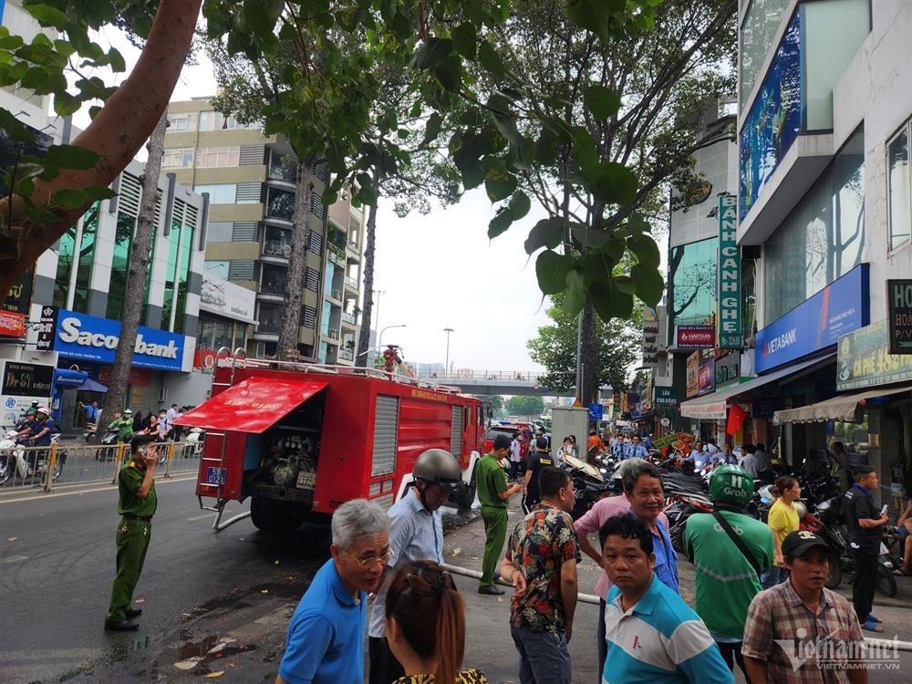 Cháy quán cà phê ở TP.HCM, khách nháo nhào bỏ chạy-4