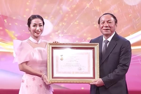 Đời thực mỹ nhân Việt theo chồng sang nước ngoài định cư: Ốc Thanh Vân vừa nhận danh hiệu NSƯT, vẫn quyết định tạm dừng showbiz-9